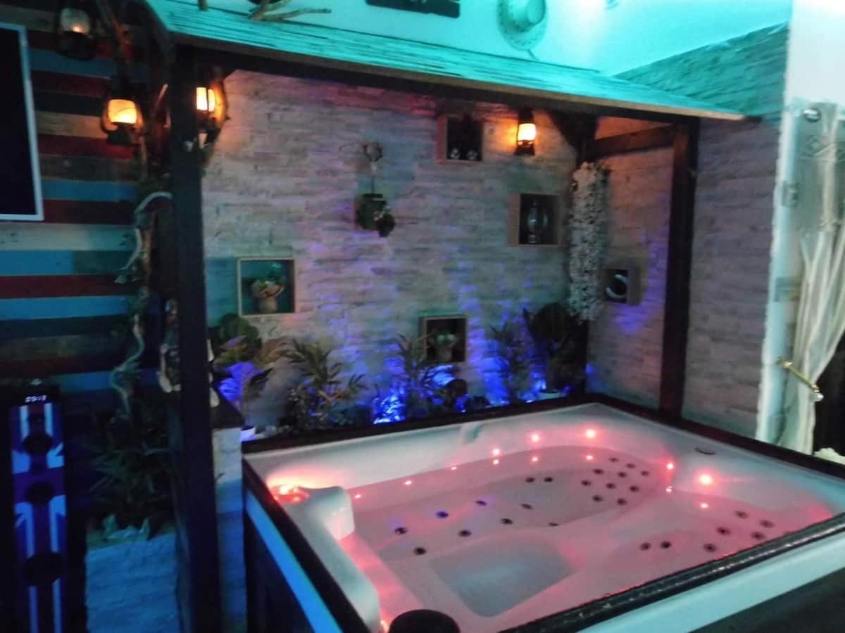 L'Histoire De L'Ouest , Jacuzzi Appartement Dole Buitenkant foto