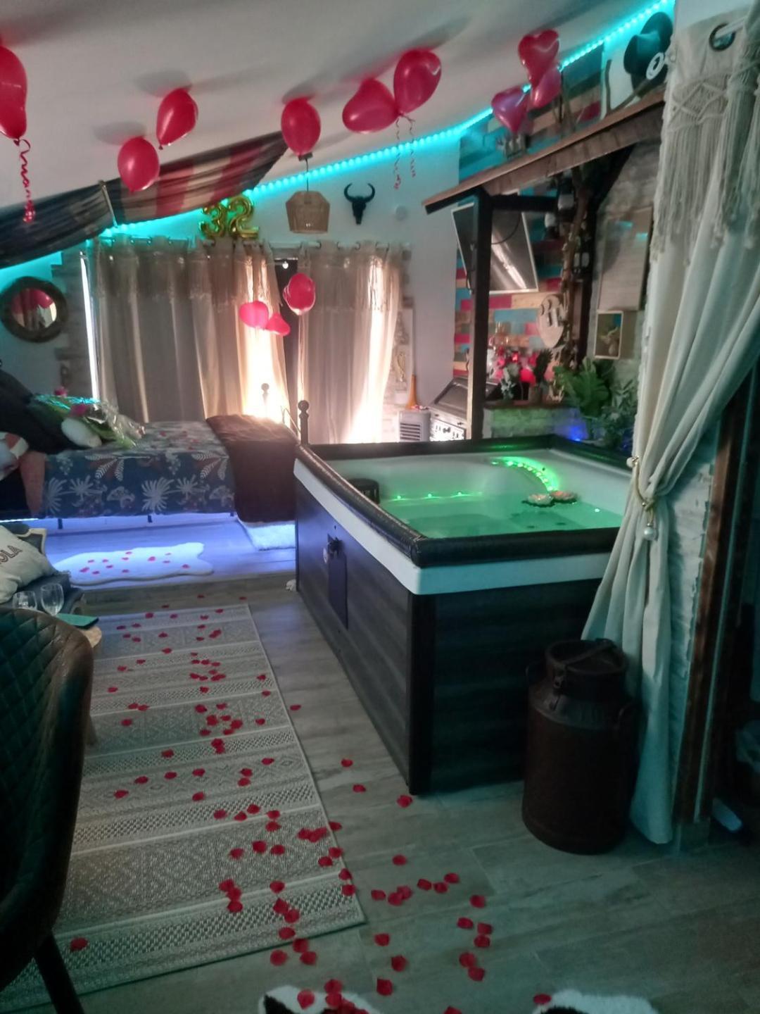 L'Histoire De L'Ouest , Jacuzzi Appartement Dole Buitenkant foto